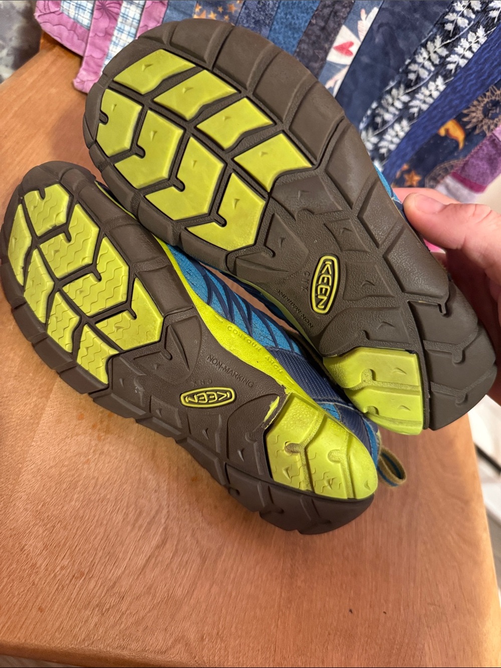 Keen: Boys hiking shoes size 2 - Picture 2 of 6